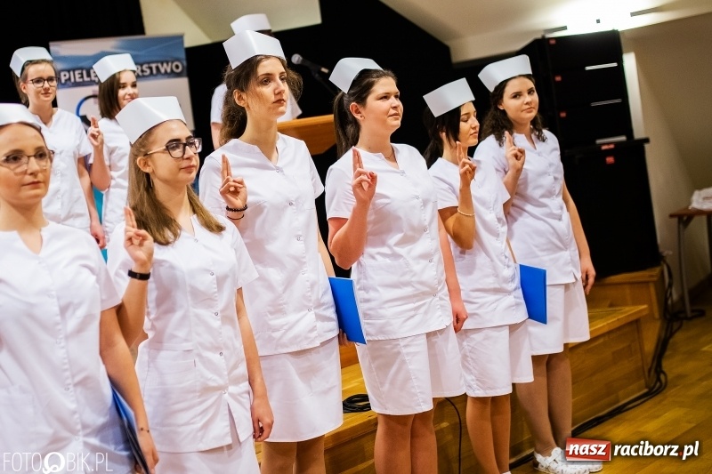 Zdjęcie w galerii na portalu naszraciborz.pl: Czepkowanie na raciborskim zamku. Drugie w historii PWSZ [FOTO i WIDEO] wiadomości z regionu