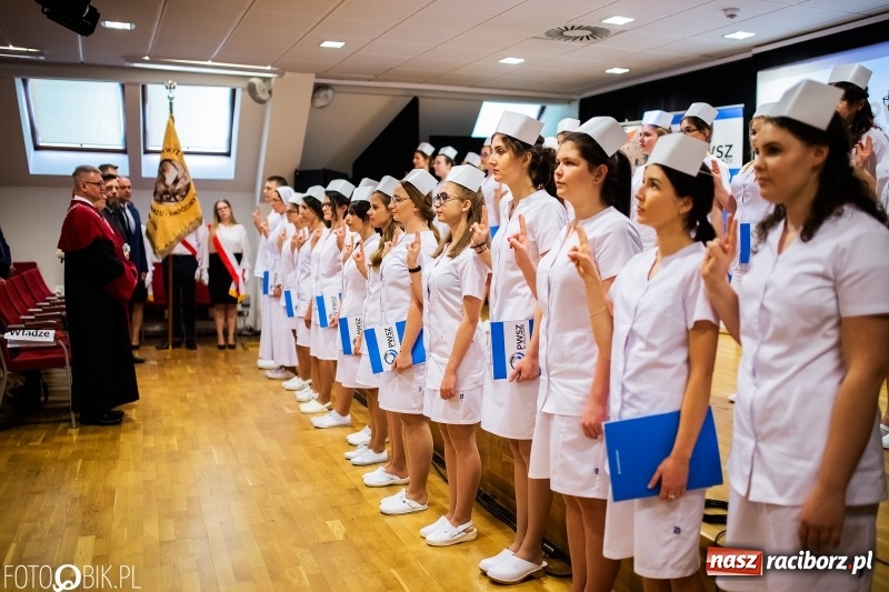 Zdjęcie w galerii na portalu naszraciborz.pl: Czepkowanie na raciborskim zamku. Drugie w historii PWSZ [FOTO i WIDEO] wiadomości z regionu