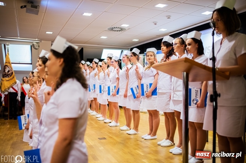 Zdjęcie w galerii na portalu naszraciborz.pl: Czepkowanie na raciborskim zamku. Drugie w historii PWSZ [FOTO i WIDEO] wiadomości z regionu