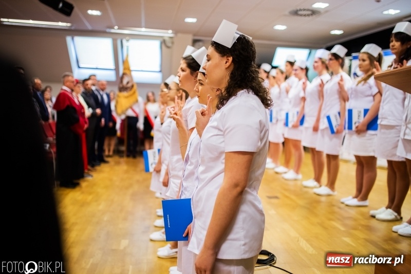 Zdjęcie w galerii na portalu naszraciborz.pl: Czepkowanie na raciborskim zamku. Drugie w historii PWSZ [FOTO i WIDEO] wiadomości z regionu