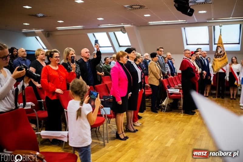 Zdjęcie w galerii na portalu naszraciborz.pl: Czepkowanie na raciborskim zamku. Drugie w historii PWSZ [FOTO i WIDEO] wiadomości z regionu