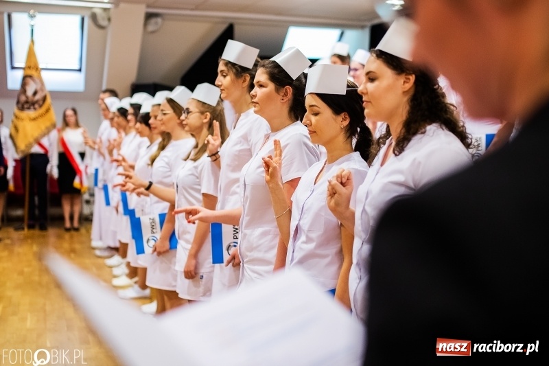 Zdjęcie w galerii na portalu naszraciborz.pl: Czepkowanie na raciborskim zamku. Drugie w historii PWSZ [FOTO i WIDEO] wiadomości z regionu