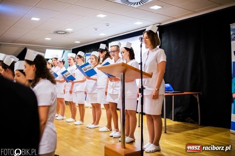 Zdjęcie w galerii na portalu naszraciborz.pl: Czepkowanie na raciborskim zamku. Drugie w historii PWSZ [FOTO i WIDEO] wiadomości z regionu