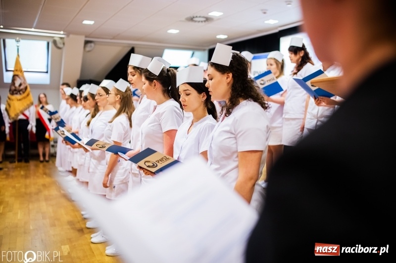 Zdjęcie w galerii na portalu naszraciborz.pl: Czepkowanie na raciborskim zamku. Drugie w historii PWSZ [FOTO i WIDEO] wiadomości z regionu