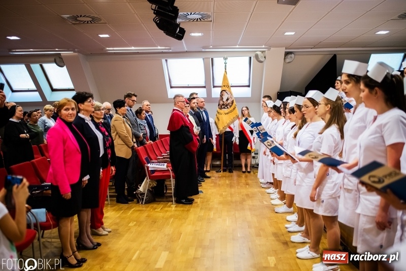 Zdjęcie w galerii na portalu naszraciborz.pl: Czepkowanie na raciborskim zamku. Drugie w historii PWSZ [FOTO i WIDEO] wiadomości z regionu
