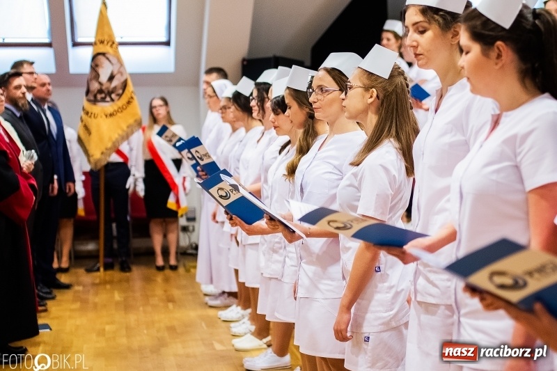 Zdjęcie w galerii na portalu naszraciborz.pl: Czepkowanie na raciborskim zamku. Drugie w historii PWSZ [FOTO i WIDEO] wiadomości z regionu