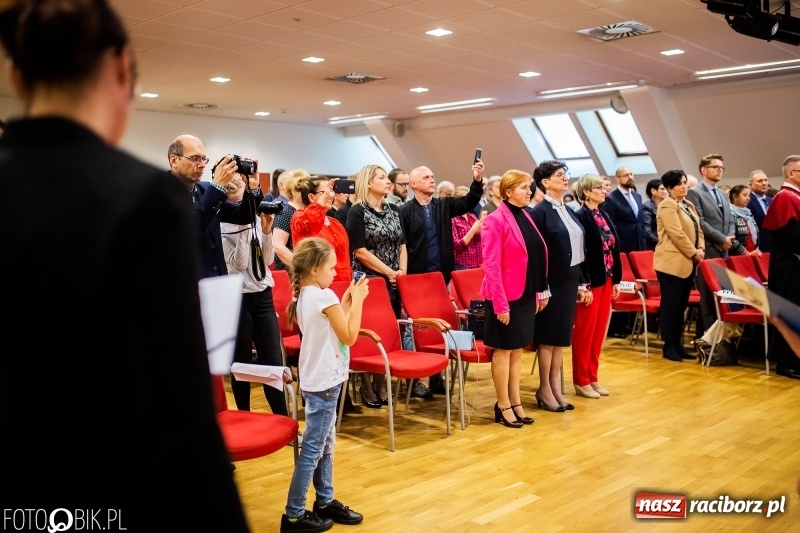 Zdjęcie w galerii na portalu naszraciborz.pl: Czepkowanie na raciborskim zamku. Drugie w historii PWSZ [FOTO i WIDEO] wiadomości z regionu