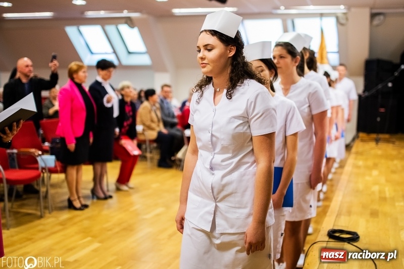 Zdjęcie w galerii na portalu naszraciborz.pl: Czepkowanie na raciborskim zamku. Drugie w historii PWSZ [FOTO i WIDEO] wiadomości z regionu