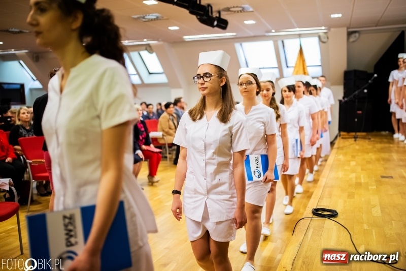 Zdjęcie w galerii na portalu naszraciborz.pl: Czepkowanie na raciborskim zamku. Drugie w historii PWSZ [FOTO i WIDEO] wiadomości z regionu