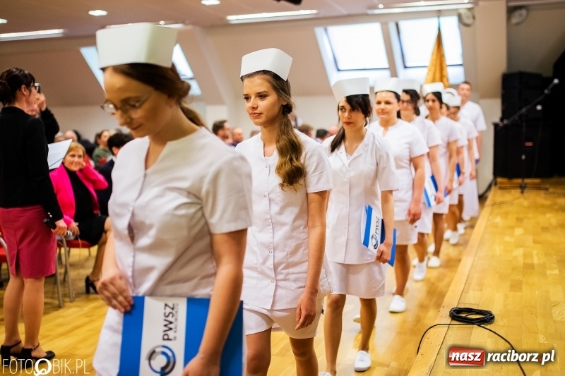 Zdjęcie w galerii na portalu naszraciborz.pl: Czepkowanie na raciborskim zamku. Drugie w historii PWSZ [FOTO i WIDEO] wiadomości z regionu