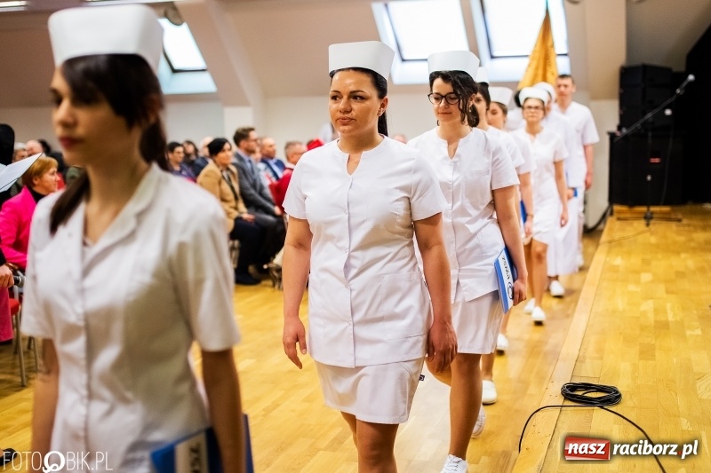Zdjęcie w galerii na portalu naszraciborz.pl: Czepkowanie na raciborskim zamku. Drugie w historii PWSZ [FOTO i WIDEO] wiadomości z regionu