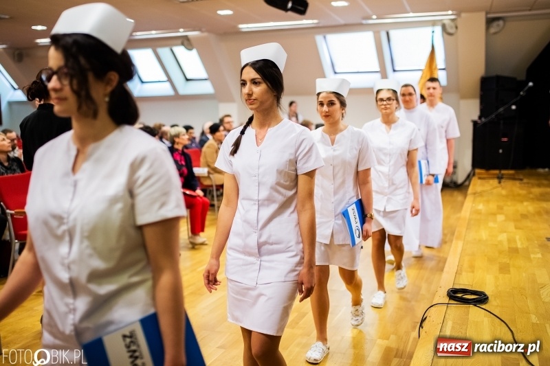 Zdjęcie w galerii na portalu naszraciborz.pl: Czepkowanie na raciborskim zamku. Drugie w historii PWSZ [FOTO i WIDEO] wiadomości z regionu