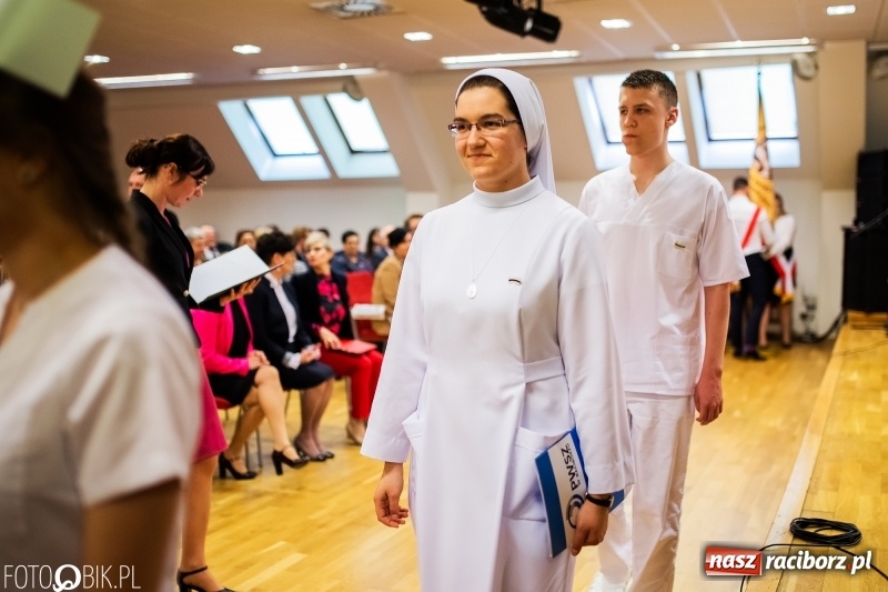 Zdjęcie w galerii na portalu naszraciborz.pl: Czepkowanie na raciborskim zamku. Drugie w historii PWSZ [FOTO i WIDEO] wiadomości z regionu