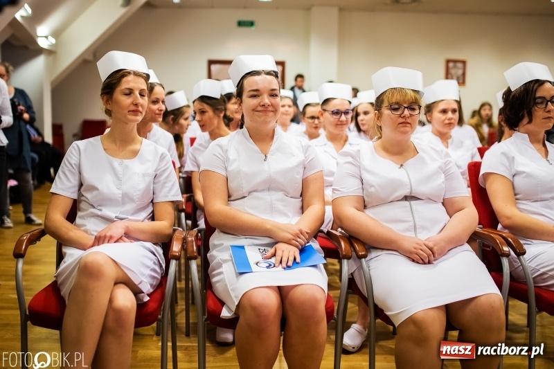 Zdjęcie w galerii na portalu naszraciborz.pl: Czepkowanie na raciborskim zamku. Drugie w historii PWSZ [FOTO i WIDEO] wiadomości z regionu