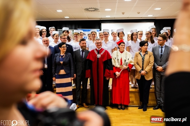 Zdjęcie w galerii na portalu naszraciborz.pl: Czepkowanie na raciborskim zamku. Drugie w historii PWSZ [FOTO i WIDEO] wiadomości z regionu