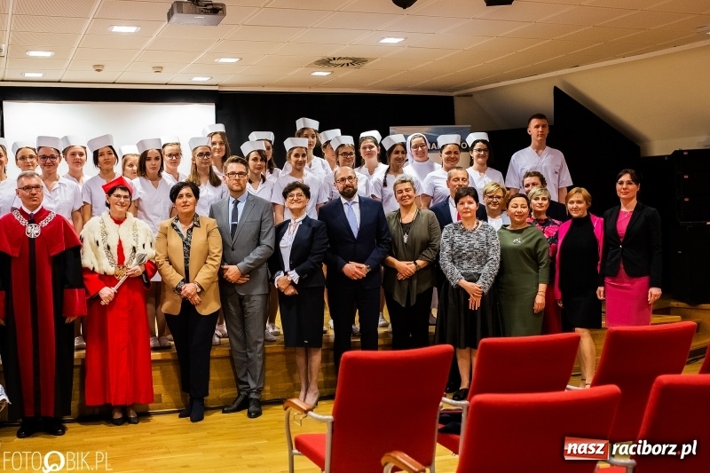 Zdjęcie w galerii na portalu naszraciborz.pl: Czepkowanie na raciborskim zamku. Drugie w historii PWSZ [FOTO i WIDEO] wiadomości z regionu