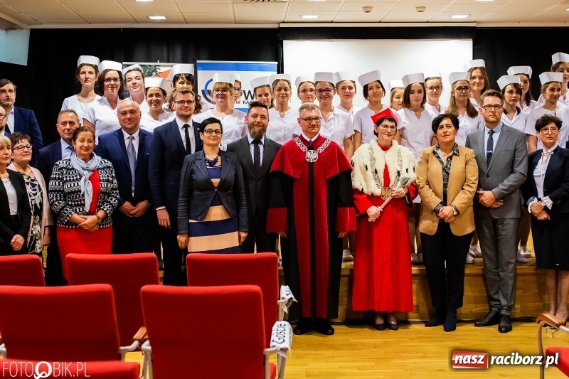 Zdjęcie w galerii na portalu naszraciborz.pl: Czepkowanie na raciborskim zamku. Drugie w historii PWSZ [FOTO i WIDEO] wiadomości z regionu