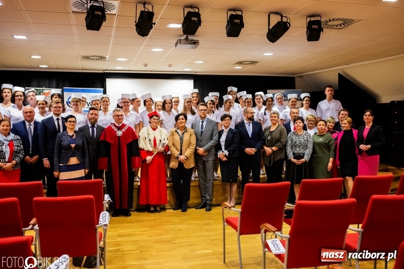 Zdjęcie w galerii na portalu naszraciborz.pl: Czepkowanie na raciborskim zamku. Drugie w historii PWSZ [FOTO i WIDEO] wiadomości z regionu
