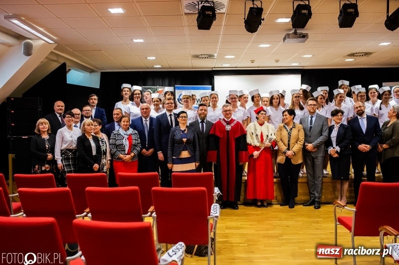 Zdjęcie w galerii na portalu naszraciborz.pl: Czepkowanie na raciborskim zamku. Drugie w historii PWSZ [FOTO i WIDEO] wiadomości z regionu