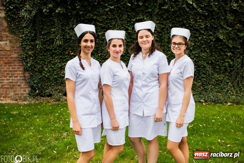 Zdjęcie w galerii na portalu naszraciborz.pl: Czepkowanie na raciborskim zamku. Drugie w historii PWSZ [FOTO i WIDEO] wiadomości z regionu