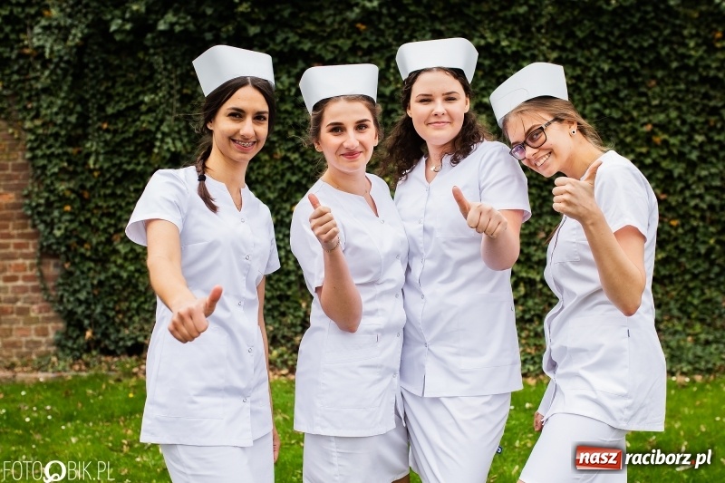 Zdjęcie w galerii na portalu naszraciborz.pl: Czepkowanie na raciborskim zamku. Drugie w historii PWSZ [FOTO i WIDEO] wiadomości z regionu