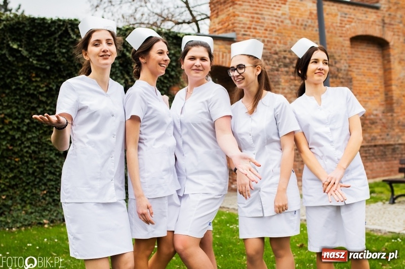 Zdjęcie w galerii na portalu naszraciborz.pl: Czepkowanie na raciborskim zamku. Drugie w historii PWSZ [FOTO i WIDEO] wiadomości z regionu