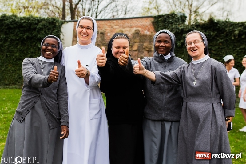 Zdjęcie w galerii na portalu naszraciborz.pl: Czepkowanie na raciborskim zamku. Drugie w historii PWSZ [FOTO i WIDEO] wiadomości z regionu