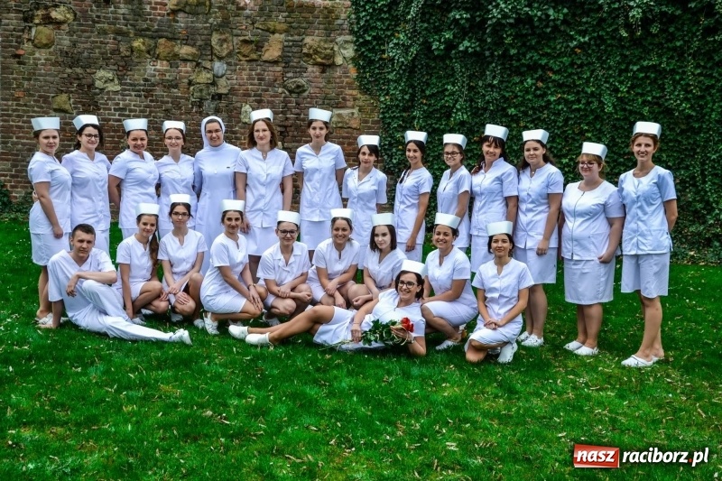 Zdjęcie w galerii na portalu naszraciborz.pl: Czepkowanie na raciborskim zamku. Drugie w historii PWSZ [FOTO i WIDEO] wiadomości z regionu