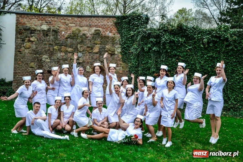 Zdjęcie w galerii na portalu naszraciborz.pl: Czepkowanie na raciborskim zamku. Drugie w historii PWSZ [FOTO i WIDEO] wiadomości z regionu