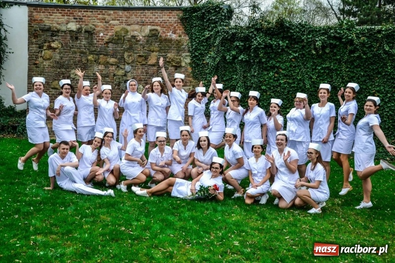 Zdjęcie w galerii na portalu naszraciborz.pl: Czepkowanie na raciborskim zamku. Drugie w historii PWSZ [FOTO i WIDEO] wiadomości z regionu