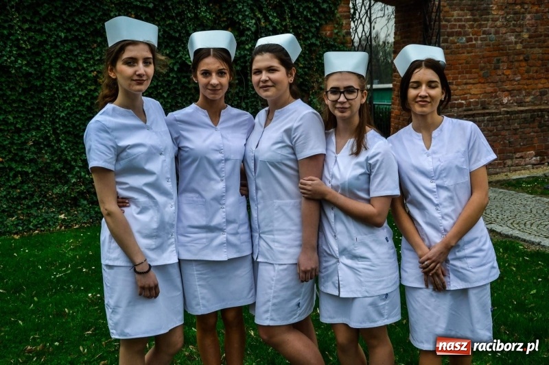 Zdjęcie w galerii na portalu naszraciborz.pl: Czepkowanie na raciborskim zamku. Drugie w historii PWSZ [FOTO i WIDEO] wiadomości z regionu