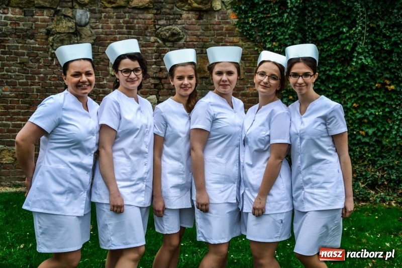 Zdjęcie w galerii na portalu naszraciborz.pl: Czepkowanie na raciborskim zamku. Drugie w historii PWSZ [FOTO i WIDEO] wiadomości z regionu