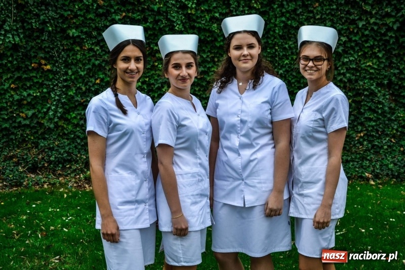 Zdjęcie w galerii na portalu naszraciborz.pl: Czepkowanie na raciborskim zamku. Drugie w historii PWSZ [FOTO i WIDEO] wiadomości z regionu