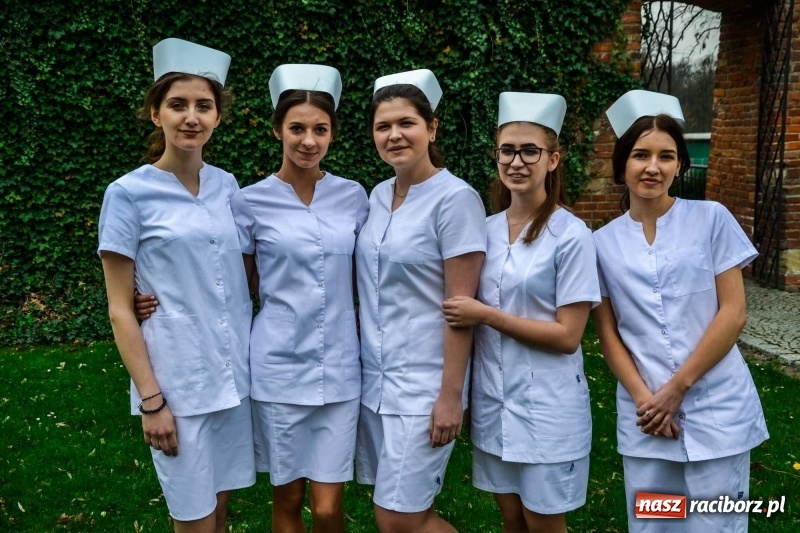 Zdjęcie w galerii na portalu naszraciborz.pl: Czepkowanie na raciborskim zamku. Drugie w historii PWSZ [FOTO i WIDEO] wiadomości z regionu