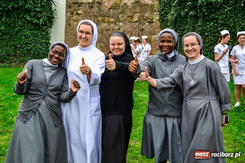Zdjęcie w galerii na portalu naszraciborz.pl: Czepkowanie na raciborskim zamku. Drugie w historii PWSZ [FOTO i WIDEO] wiadomości z regionu