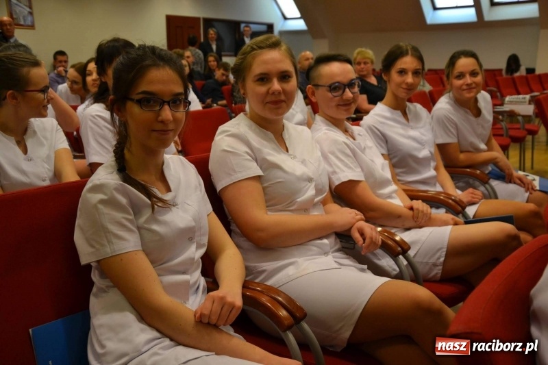 Zdjęcie w galerii na portalu naszraciborz.pl: Czepkowanie na raciborskim zamku. Drugie w historii PWSZ [FOTO i WIDEO] wiadomości z regionu