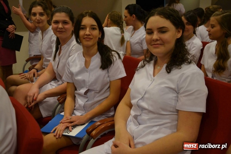 Zdjęcie w galerii na portalu naszraciborz.pl: Czepkowanie na raciborskim zamku. Drugie w historii PWSZ [FOTO i WIDEO] wiadomości z regionu