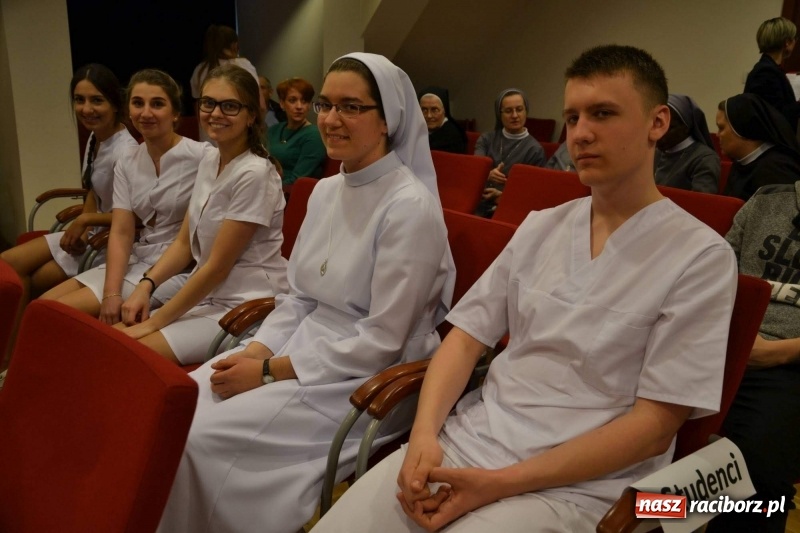 Zdjęcie w galerii na portalu naszraciborz.pl: Czepkowanie na raciborskim zamku. Drugie w historii PWSZ [FOTO i WIDEO] wiadomości z regionu