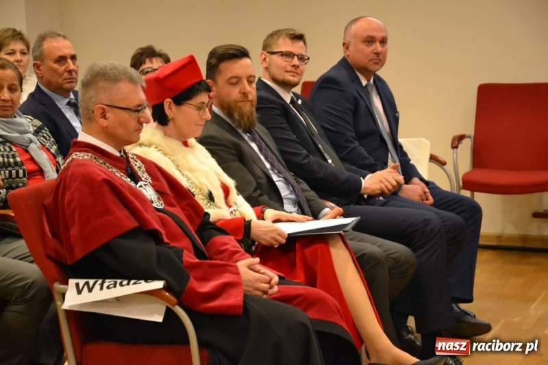 Zdjęcie w galerii na portalu naszraciborz.pl: Czepkowanie na raciborskim zamku. Drugie w historii PWSZ [FOTO i WIDEO] wiadomości z regionu