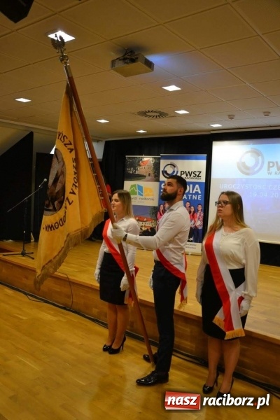 Zdjęcie w galerii na portalu naszraciborz.pl: Czepkowanie na raciborskim zamku. Drugie w historii PWSZ [FOTO i WIDEO] wiadomości z regionu