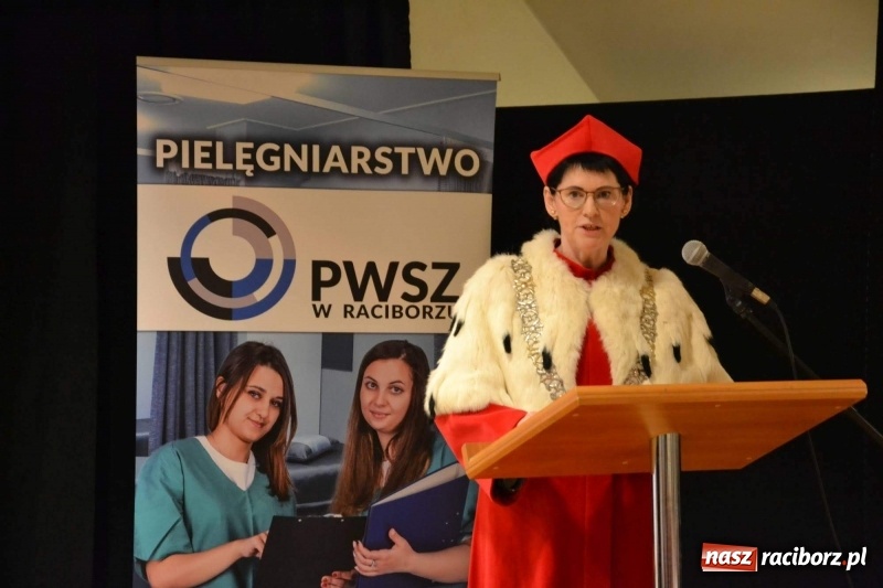 Zdjęcie w galerii na portalu naszraciborz.pl: Czepkowanie na raciborskim zamku. Drugie w historii PWSZ [FOTO i WIDEO] wiadomości z regionu