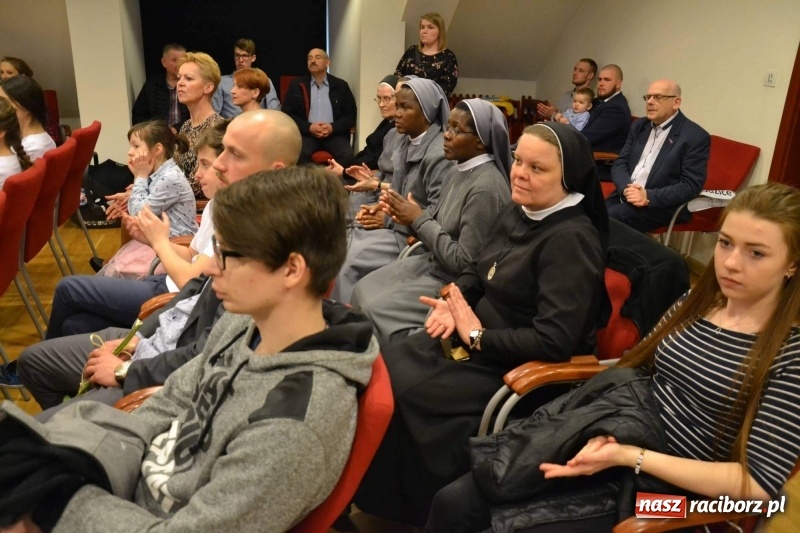 Zdjęcie w galerii na portalu naszraciborz.pl: Czepkowanie na raciborskim zamku. Drugie w historii PWSZ [FOTO i WIDEO] wiadomości z regionu