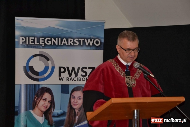 Zdjęcie w galerii na portalu naszraciborz.pl: Czepkowanie na raciborskim zamku. Drugie w historii PWSZ [FOTO i WIDEO] wiadomości z regionu