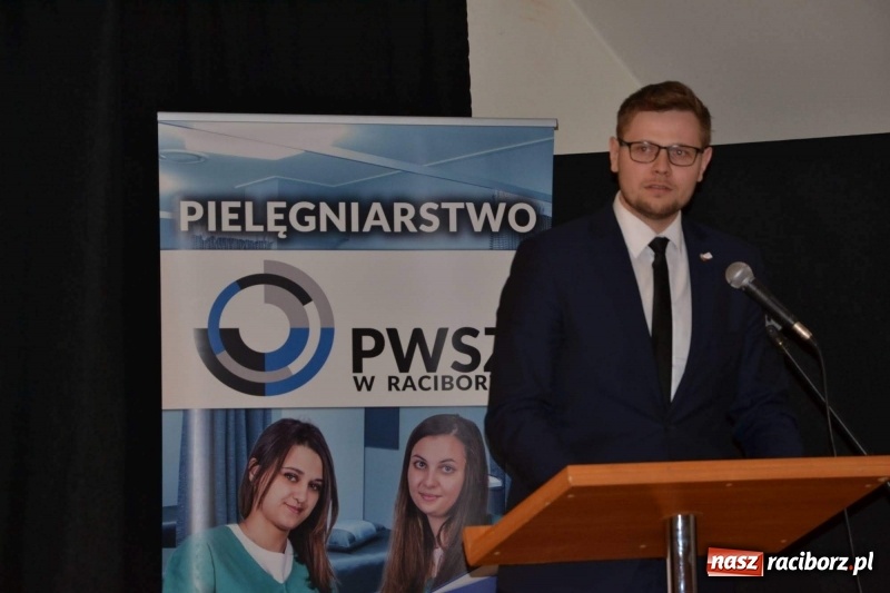 Zdjęcie w galerii na portalu naszraciborz.pl: Czepkowanie na raciborskim zamku. Drugie w historii PWSZ [FOTO i WIDEO] wiadomości z regionu