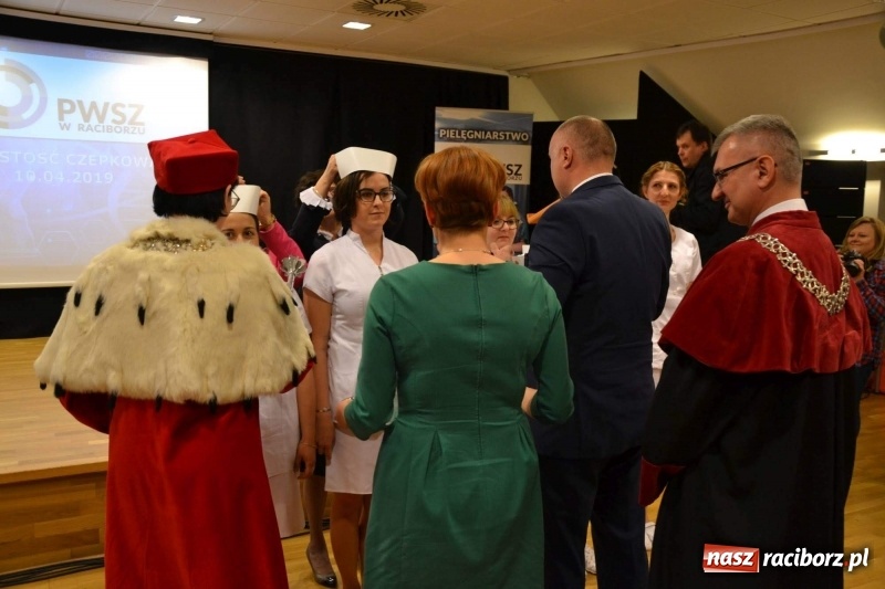 Zdjęcie w galerii na portalu naszraciborz.pl: Czepkowanie na raciborskim zamku. Drugie w historii PWSZ [FOTO i WIDEO] wiadomości z regionu