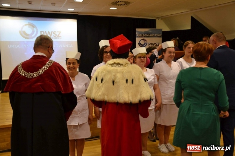 Zdjęcie w galerii na portalu naszraciborz.pl: Czepkowanie na raciborskim zamku. Drugie w historii PWSZ [FOTO i WIDEO] wiadomości z regionu