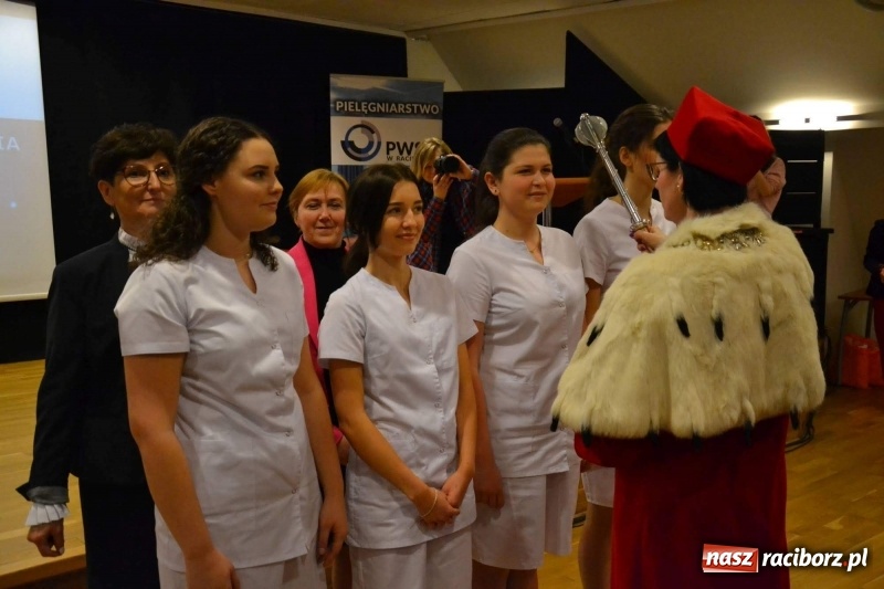 Zdjęcie w galerii na portalu naszraciborz.pl: Czepkowanie na raciborskim zamku. Drugie w historii PWSZ [FOTO i WIDEO] wiadomości z regionu