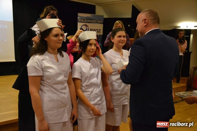 Zdjęcie w galerii na portalu naszraciborz.pl: Czepkowanie na raciborskim zamku. Drugie w historii PWSZ [FOTO i WIDEO] wiadomości z regionu