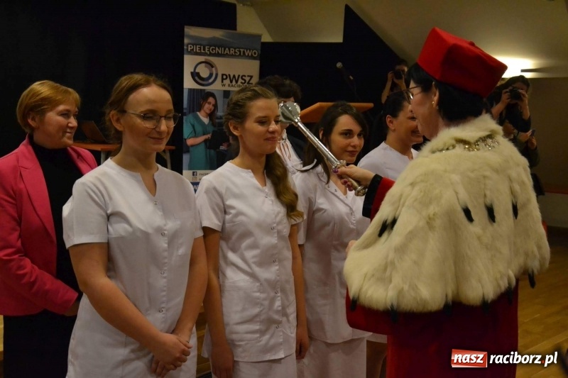 Zdjęcie w galerii na portalu naszraciborz.pl: Czepkowanie na raciborskim zamku. Drugie w historii PWSZ [FOTO i WIDEO] wiadomości z regionu