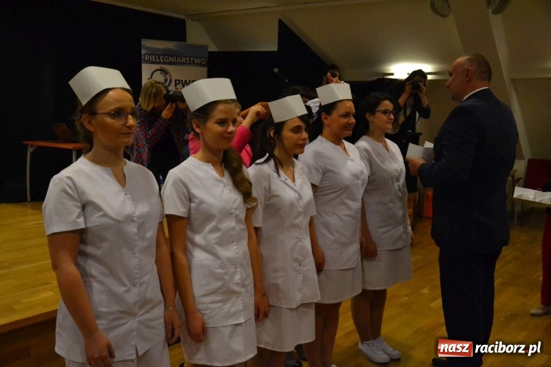 Zdjęcie w galerii na portalu naszraciborz.pl: Czepkowanie na raciborskim zamku. Drugie w historii PWSZ [FOTO i WIDEO] wiadomości z regionu